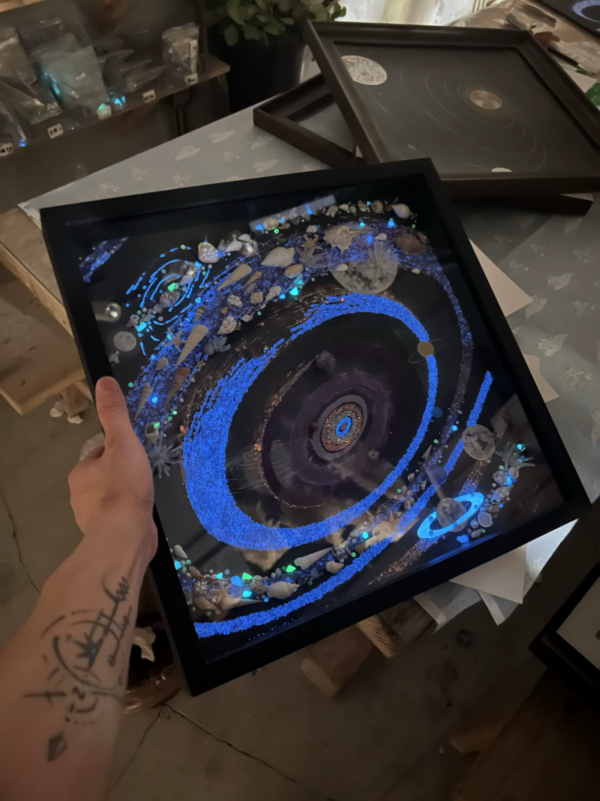 夜光紫色炫彩宇宙 礼物推荐 家居相框挂画 宇宙矿石画 星空 摆件 - 图片 3